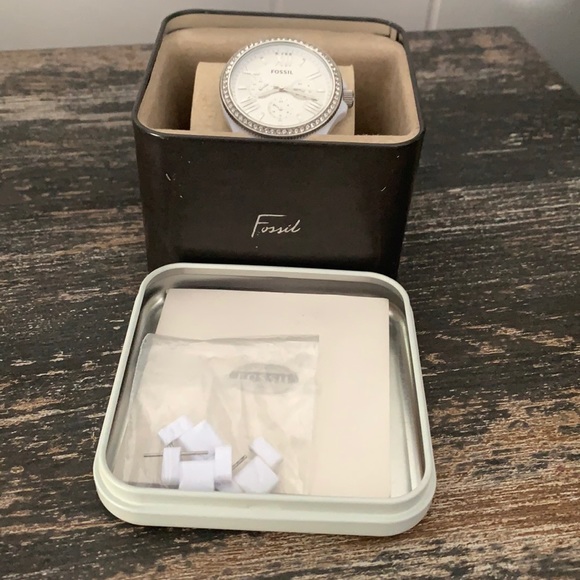 Fossil watch with links and gems face. - Picture 2 of 4